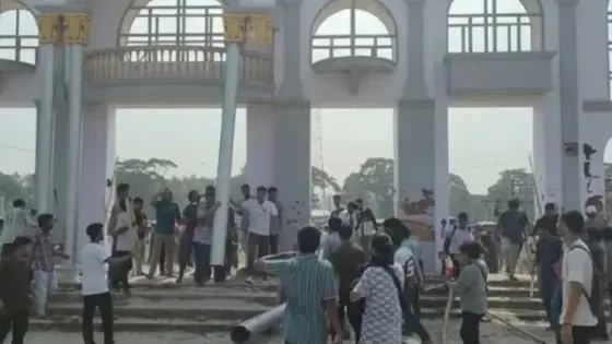 বাণিজ্য মেলার মাঠে সচিবালয় স্থানান্তরের প্রতিবাদ, শিক্ষার্থী‌দের ভাঙচুর