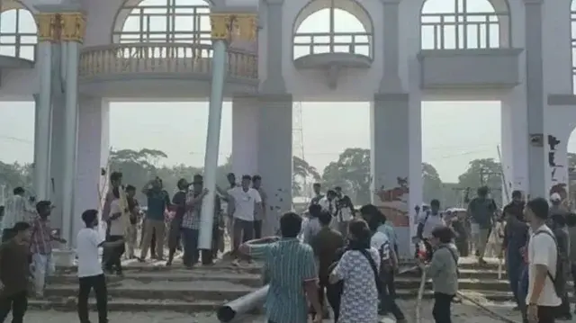 বাণিজ্য মেলার মাঠে সচিবালয় স্থানান্তরের প্রতিবাদ, শিক্ষার্থী‌দের ভাঙচুর