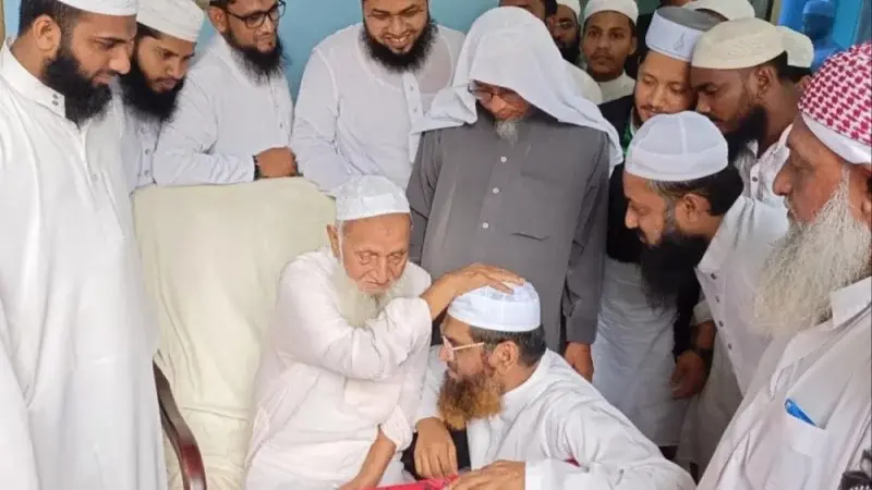 নবী ও সাহাবিদের বিষয়ে ওলামায়ে দেওবন্দ তথা হেফাজতের আকিদা-বিশ্বাসই আমাদের আকিদা-বিশ্বাস: আমিরে হেফাজতের সাক্ষাৎ শেষে মাওলানা মামুনুল হক