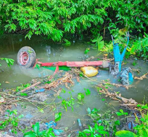 সন্দ্বীপে ৫০ ব্যাগ সিমেন্ট সহ  ট্রলি খালে