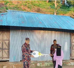 বিজিবির সহায়তায় মাথা গোঁজার ঠাঁই পেল তিনটি পরিবার