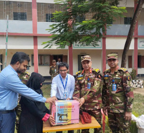 ফটিকছড়িতে বন্যার্তদের সেনাবাহিনী ও বিদ্যানন্দের পূনর্বাসন সহায়তা