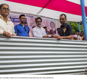 মিরসরাইয়ে বন্যা পরবর্তী পুনর্বাসনে ৩’শ পরিবারকে টিন উপহার