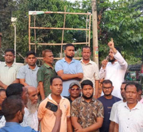 আনোয়ারায় শিল্পকারখানায় নিয়োগ-বাণিজ্যে বন্ধের দাবীতে বিক্ষোভ