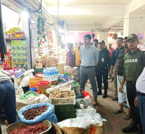 রাউজানে নিষিদ্ধ পলিথিন মজুদ রাখায় ২ ব্যাবসা প্রতিষ্ঠানকে জরিমানা