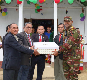 বড়দিন উপলক্ষে বান্দরবান সেনা জোনের কেক প্রদান