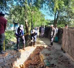 ছড়া দখল করে তৈরী করা দেয়াল গুড়িয়ে দিল উপজেলা প্রশাসন