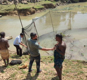 হালদা নদীতে অভিযান, অবৈধ ঘেরা জাল জব্দ