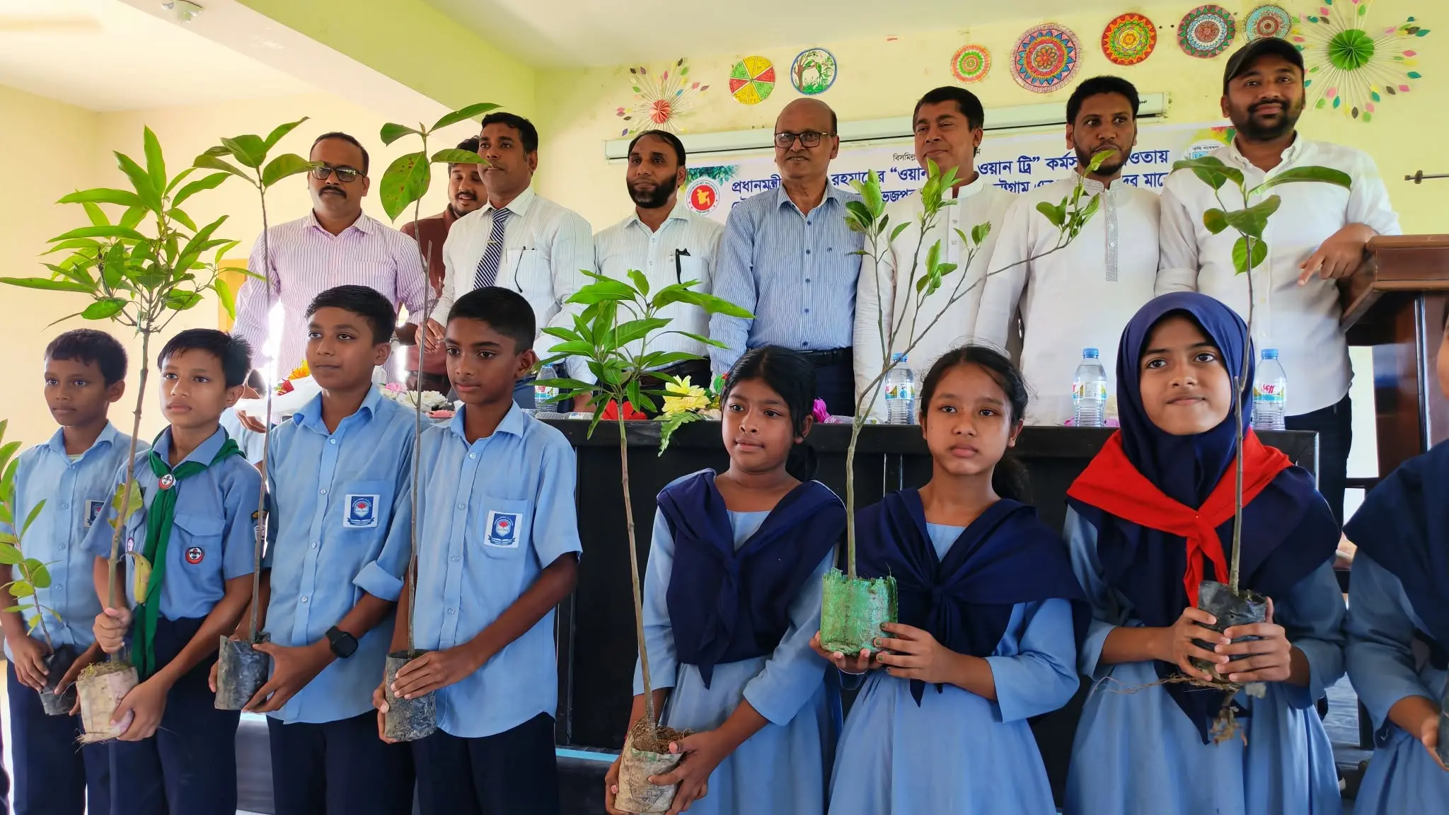 ফটিকছড়ির ৬০০ শিক্ষার্থীর নতুন সঙ্গী একটি করে গাছ