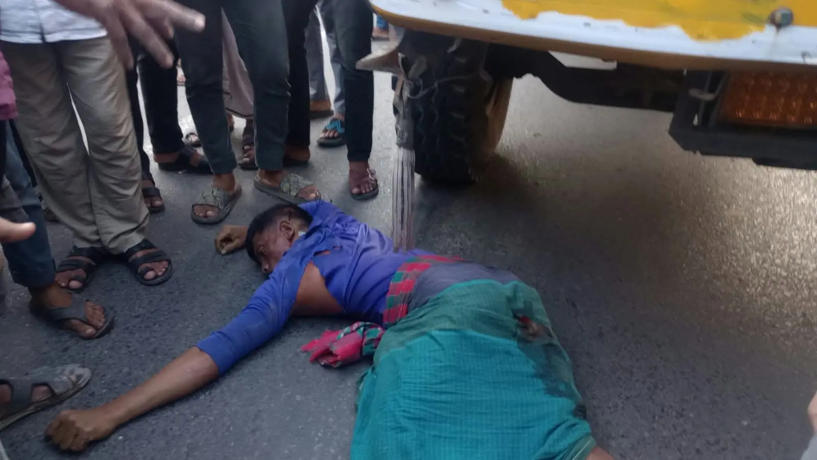 ভ্যানগাড়ি ঘোরাতেই ট্রাকচাপায় চালক নিহত