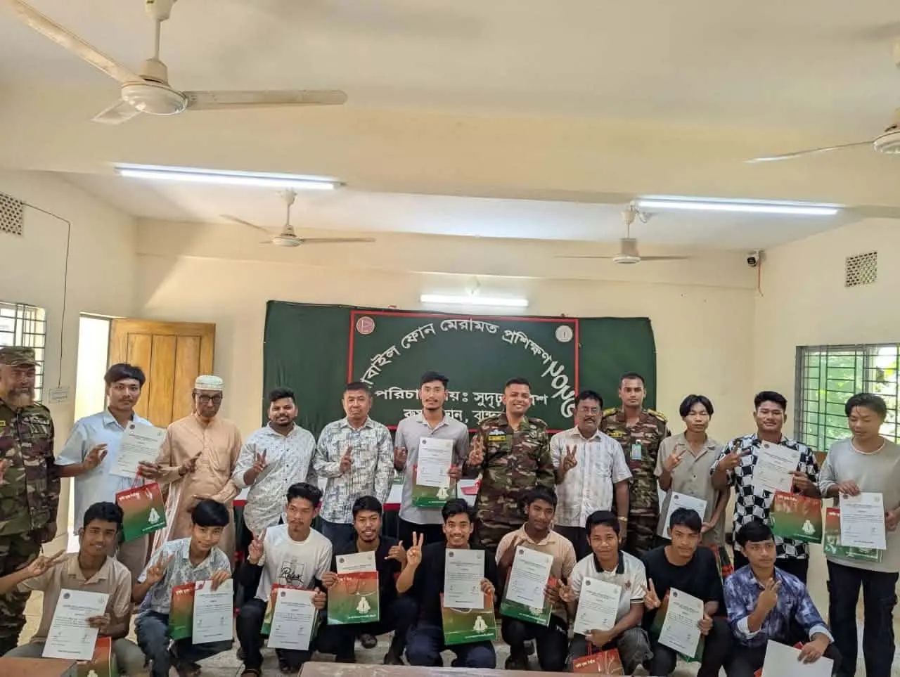 রুমায় আত্মকর্মসংস্থান সৃষ্টিতে বেকার যুবকদের দক্ষতা উন্নয়নে সেনাবাহিনীর উদ্যোগে মোবাইল ফোন মেরামত প্রশিক্ষণ সম্পন্ন