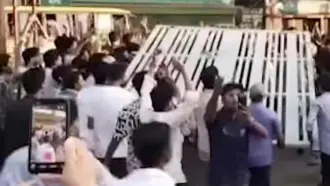 চট্টগ্রাম শিক্ষা বোর্ডের প্রধান ফটক ভেঙে বিক্ষোভ