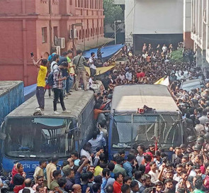 আদালত থেকে বিক্ষোভকারীদের সরাতে লাঠিচার্জ, টিয়ার গ্যাস নিক্ষেপ