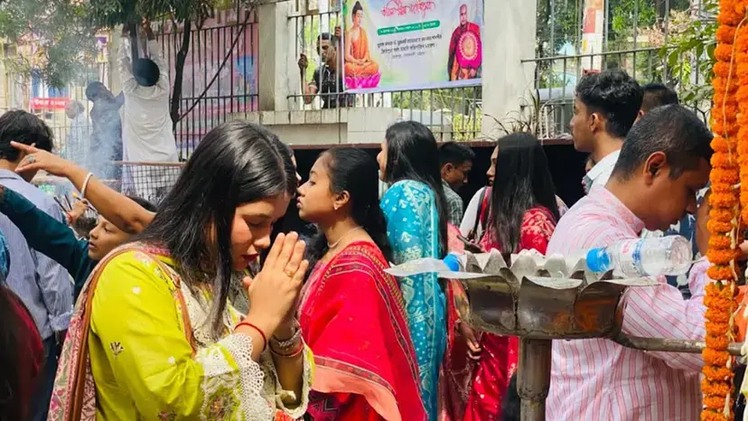 চট্টগ্রামে প্রবারণা পূর্ণিমায় ভক্তদের ঢল, অপেক্ষা ফানুস ওড়ানোর