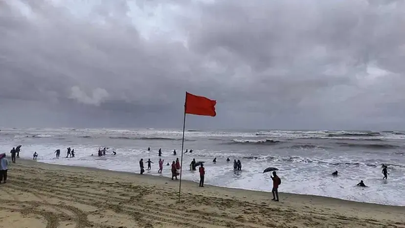উপকূলে ঝোড়ো হাওয়ার শঙ্কা, চার সমুদ্রবন্দরে ৩ নম্বর সতর্কসংকেত