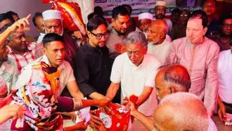 চট্টগ্রামে ত্রাণ বিতরণের মঞ্চ ভেঙে পড়ে গেলেন অর্থমন্ত্রী