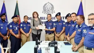 চুরি হওয়া ল্যাপটপটি জার্মান পর্যটকের হাতে ফিরিয়ে দিলো পুলিশ