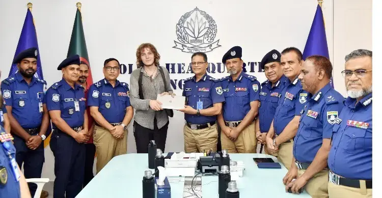 চুরি হওয়া ল্যাপটপটি জার্মান পর্যটকের হাতে ফিরিয়ে দিলো পুলিশ