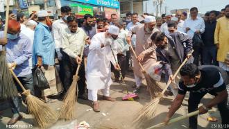 লোহাগাড়ায় ঝাড়ু হাতে মাঠে নবনির্বাচিত এমপি শাহজাহান চৌধুরী