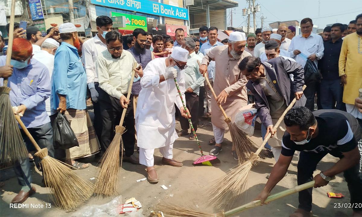 লোহাগাড়ায় ঝাড়ু হাতে মাঠে নবনির্বাচিত এমপি শাহজাহান চৌধুরী