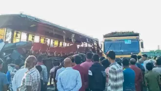 রংপুরে দাঁড়িয়ে থাকা ডাম্প ট্রাকে বাসের ধাক্কা, নিহত বেড়ে ৪