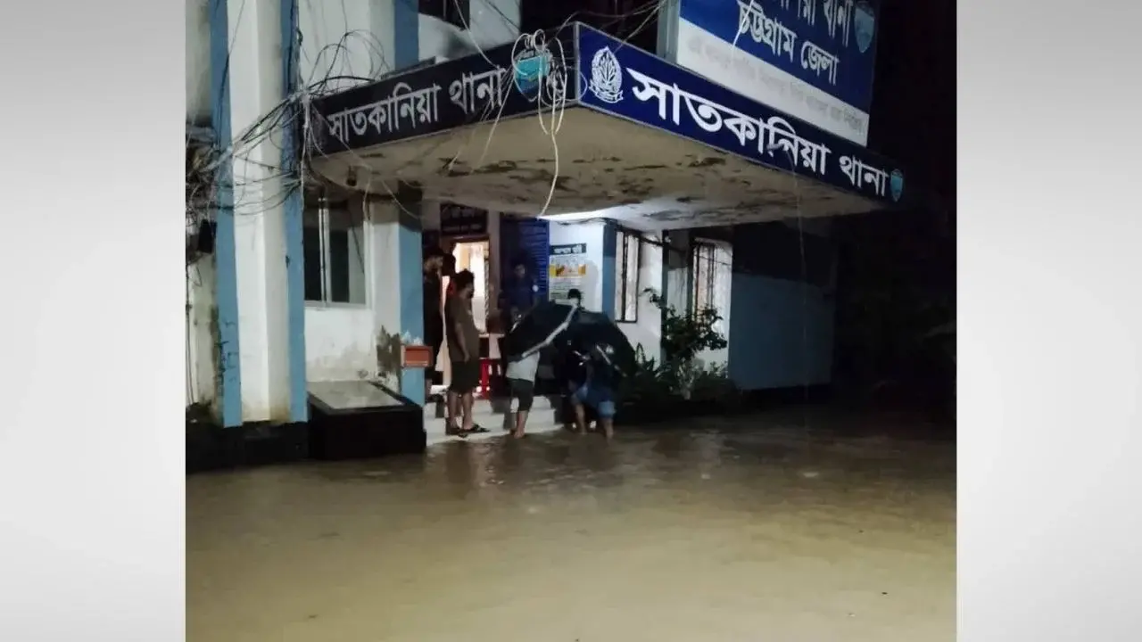 সাতকানিয়ায় বন্যা পরিস্থিতির অবনতি, থানা-হাসপাতাল-স্কুলে পানি