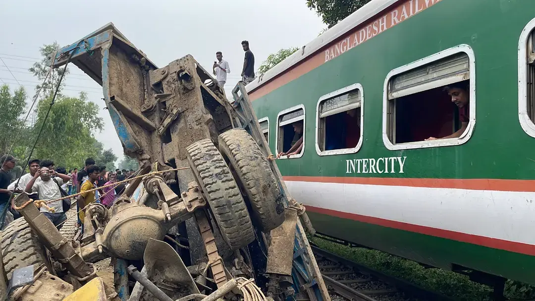 দেড় ঘণ্টা পর চট্টগ্রামের সঙ্গে সারা দেশের রেল যোগাযোগ স্বাভাবিক